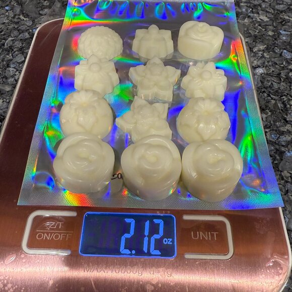 NEW WAX MELTS 2.12oz Bath and Body Works Candle Wax Melts - WHITE GARDENIA! - Picture 2 of 3